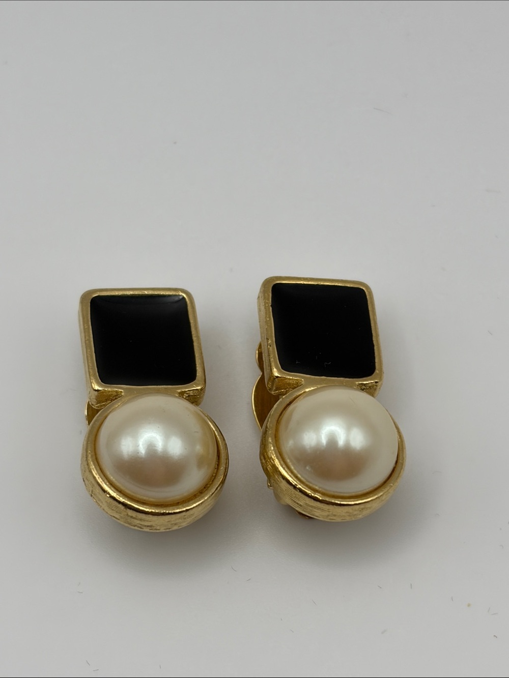 Richelieu Vintage Black Enamel/Faux Pearl Gold Tone Clip On Earrings - Picture 3 of 5